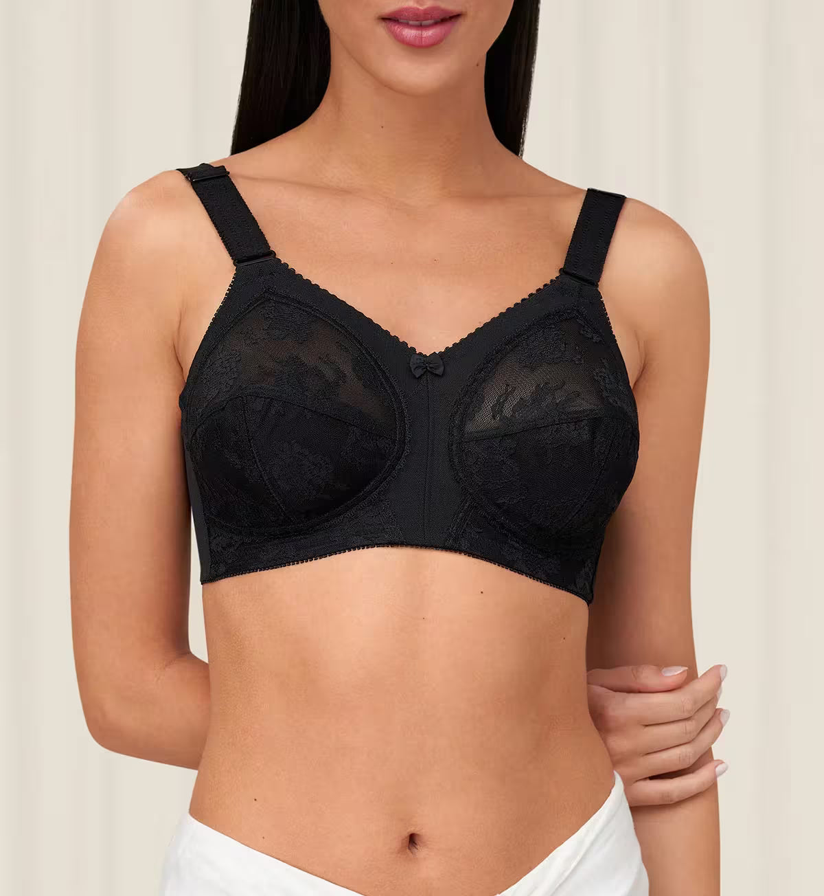 Black Color Triumph Doreen Famous Bra