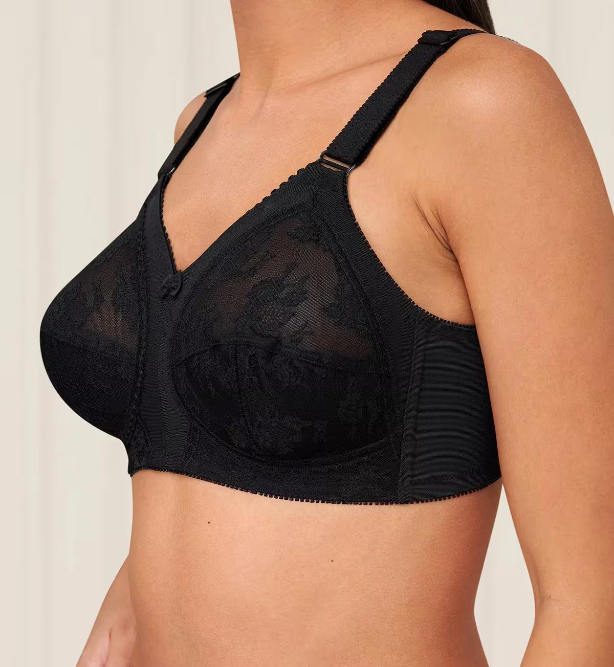 Black Color Triumph Doreen Famous Bra